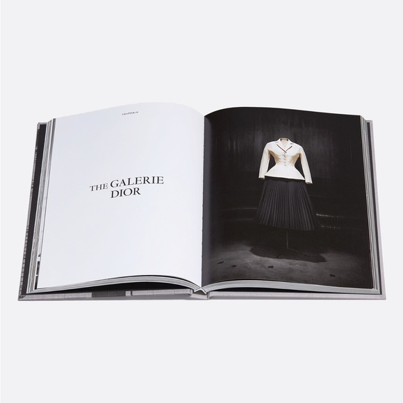 Dior, La Légende du 30 Avenue Montaigne Large Coffee Table Book, New in Plastic - Picture 2 of 4